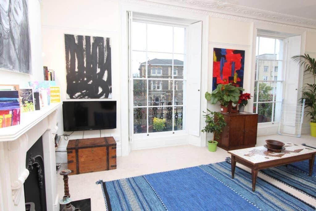 Stunning Arty Apartment In The Heart Of Clifton Bristol Exterior photo